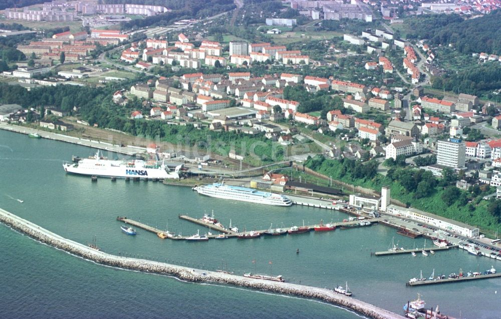 Sassnitz von oben - Fähr- Hafenanlagen an der Meeres- Küste der Ostsee im Ortsteil Hagen in Sassnitz im Bundesland Mecklenburg-Vorpommern, Deutschland