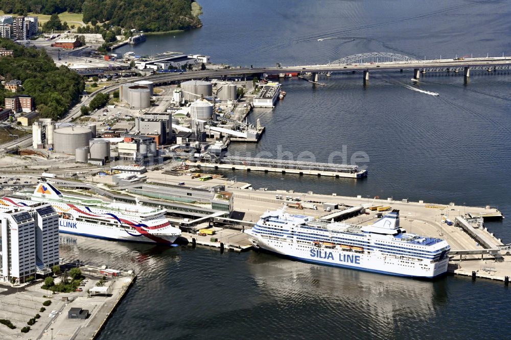 Stockholm von oben - Fähr- Hafenanlagen Tallink Silja an der Meeres- Küste in Stockholm in Stockholms län, Schweden