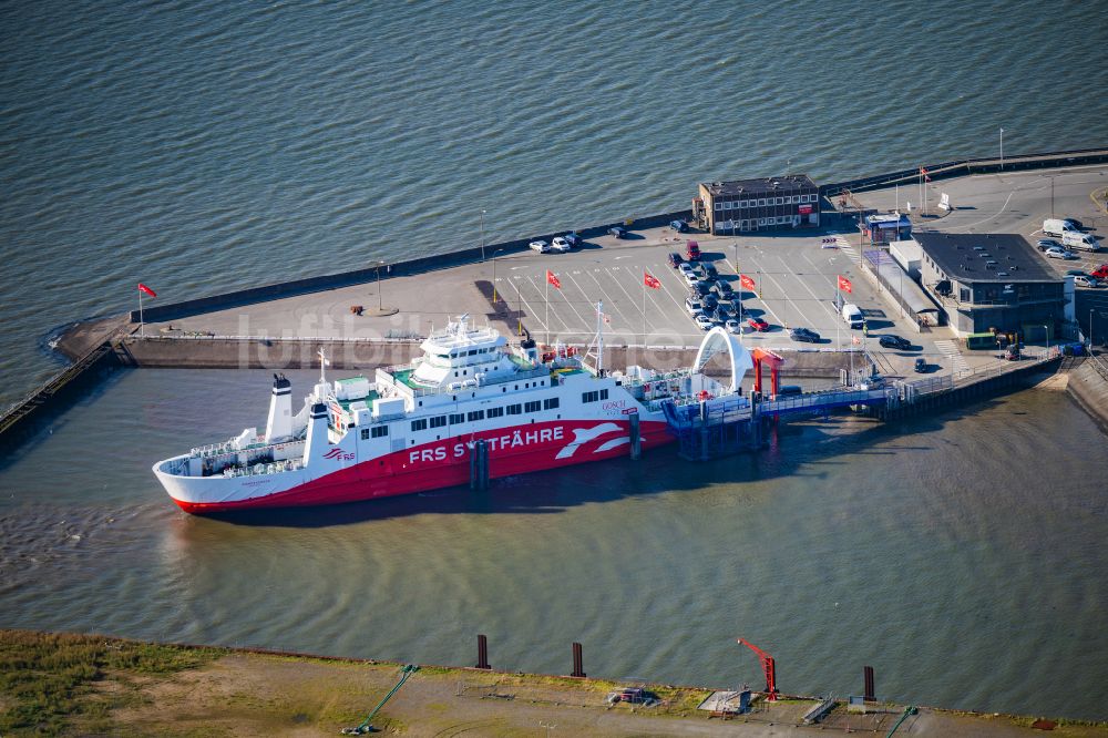 Luftaufnahme Römö - Fähr- Schiff der FRS Syltfähre Limassol im Hafen in Havneby auf der Insel Römö in der Region Syddanmark, Dänemark