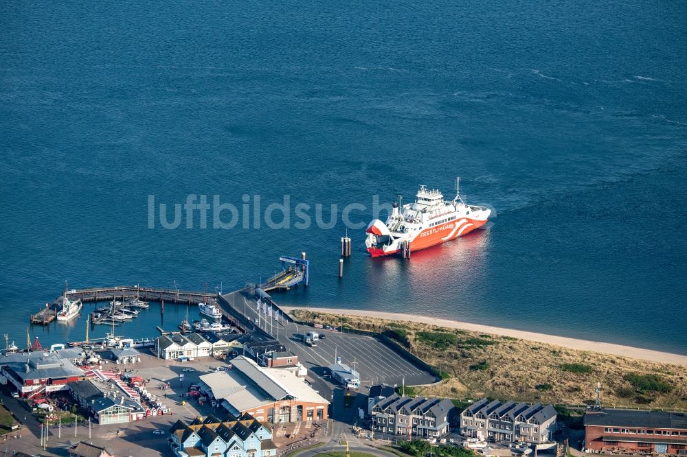 List aus der Vogelperspektive: Fähr- Schiff der FRS Syltfähre Limassol im Hafen in List auf Sylt im Bundesland Schleswig-Holstein, Deutschland