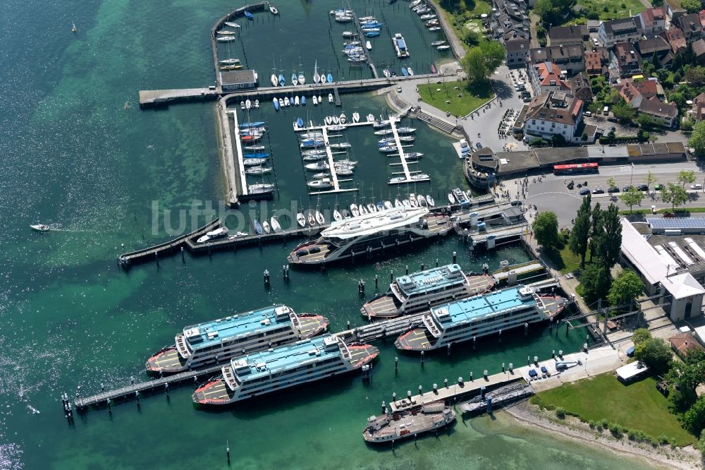 Luftaufnahme Konstanz - Fähranleger Konstanz-Meersburg und Clubhaus Lände am Yachthafen im Ortsteil Staad in Konstanz im Bundesland Baden-Württemberg, Deutschland