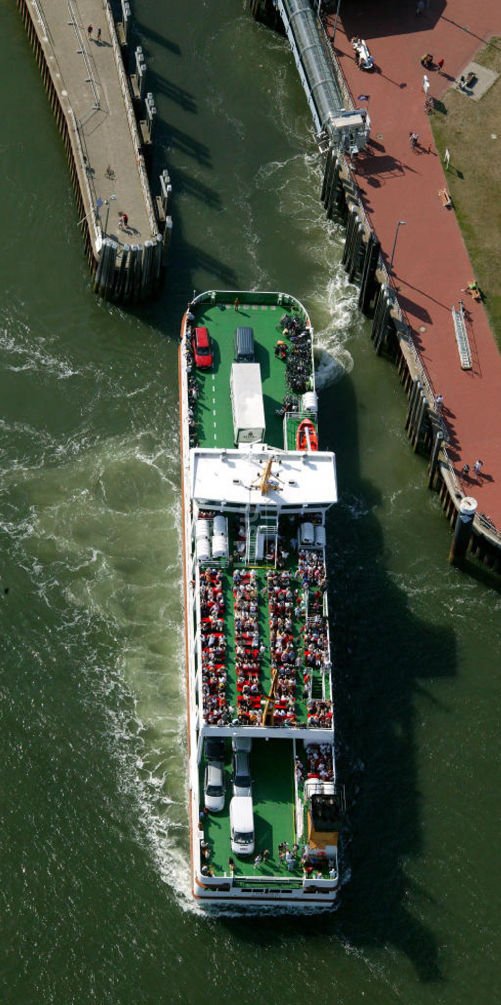 Norderney von oben - Fähre am Hafen von Norderney