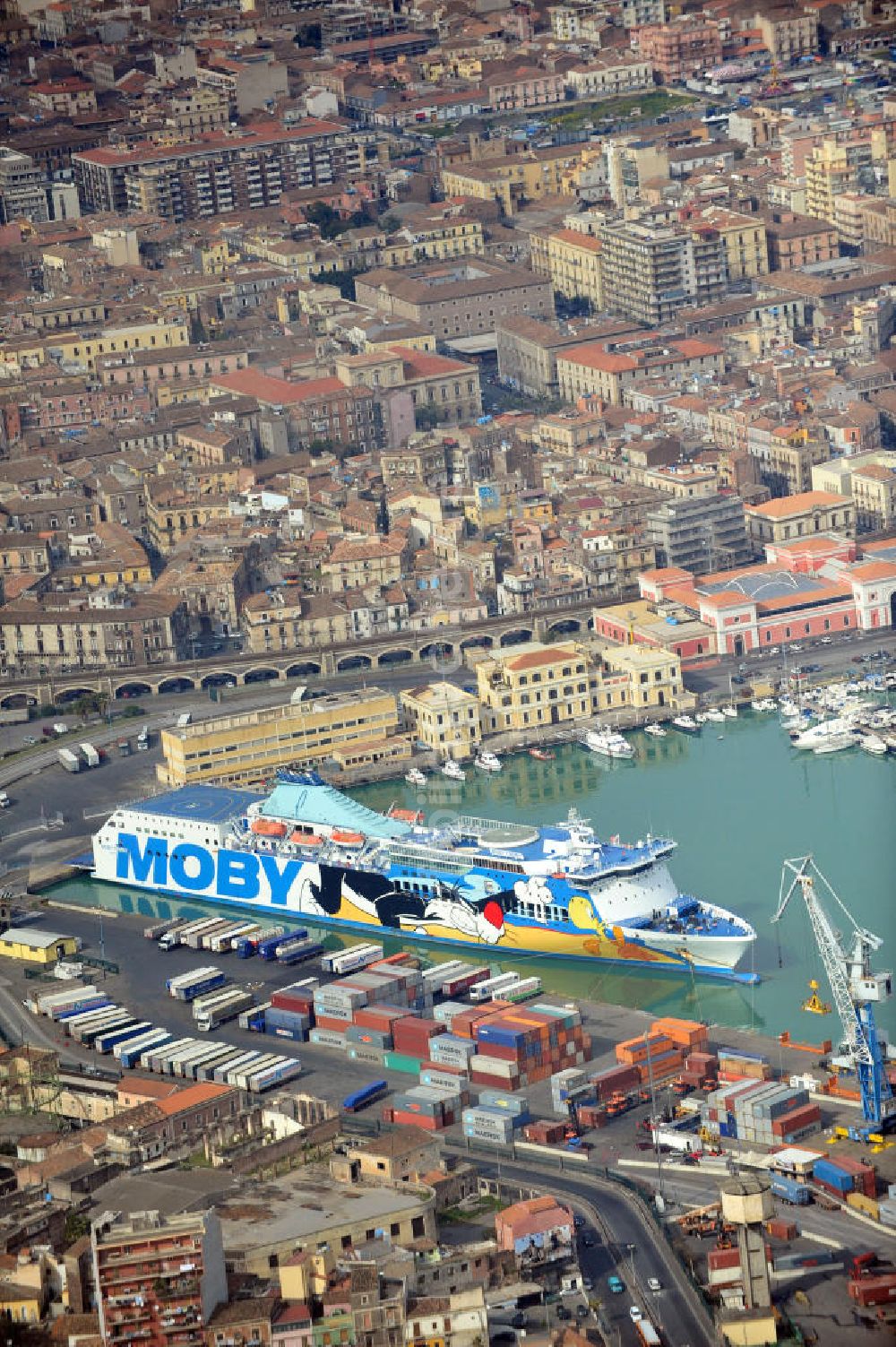 Luftaufnahme Catania Sizilien - Fähre Moby Tommy im Hafen Catania auf Sizilien in Italien