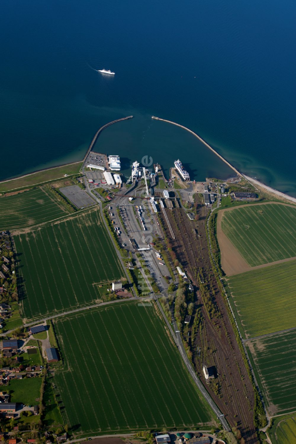 Puttgarden von oben - Fährhafen Fehmarnbelt und Bahnhof an der Meeres- Küste der Ostsee in Puttgarden im Bundesland Schleswig-Holstein, Deutschland