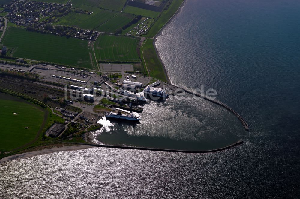 Puttgarden aus der Vogelperspektive: Fährhafen Fehmarnbelt und Bahnhof an der Meeres- Küste der Ostsee in Puttgarden im Bundesland Schleswig-Holstein, Deutschland