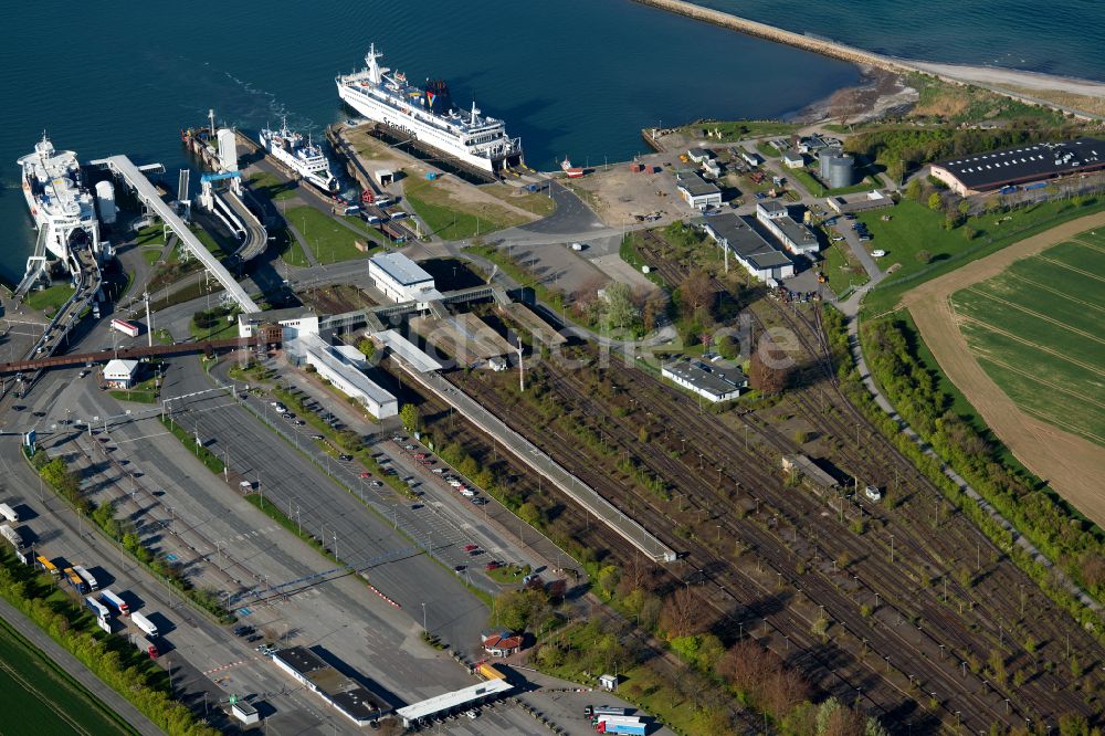 Luftaufnahme Puttgarden - Fährhafen Fehmarnbelt und Bahnhof an der Meeres- Küste der Ostsee in Puttgarden im Bundesland Schleswig-Holstein, Deutschland