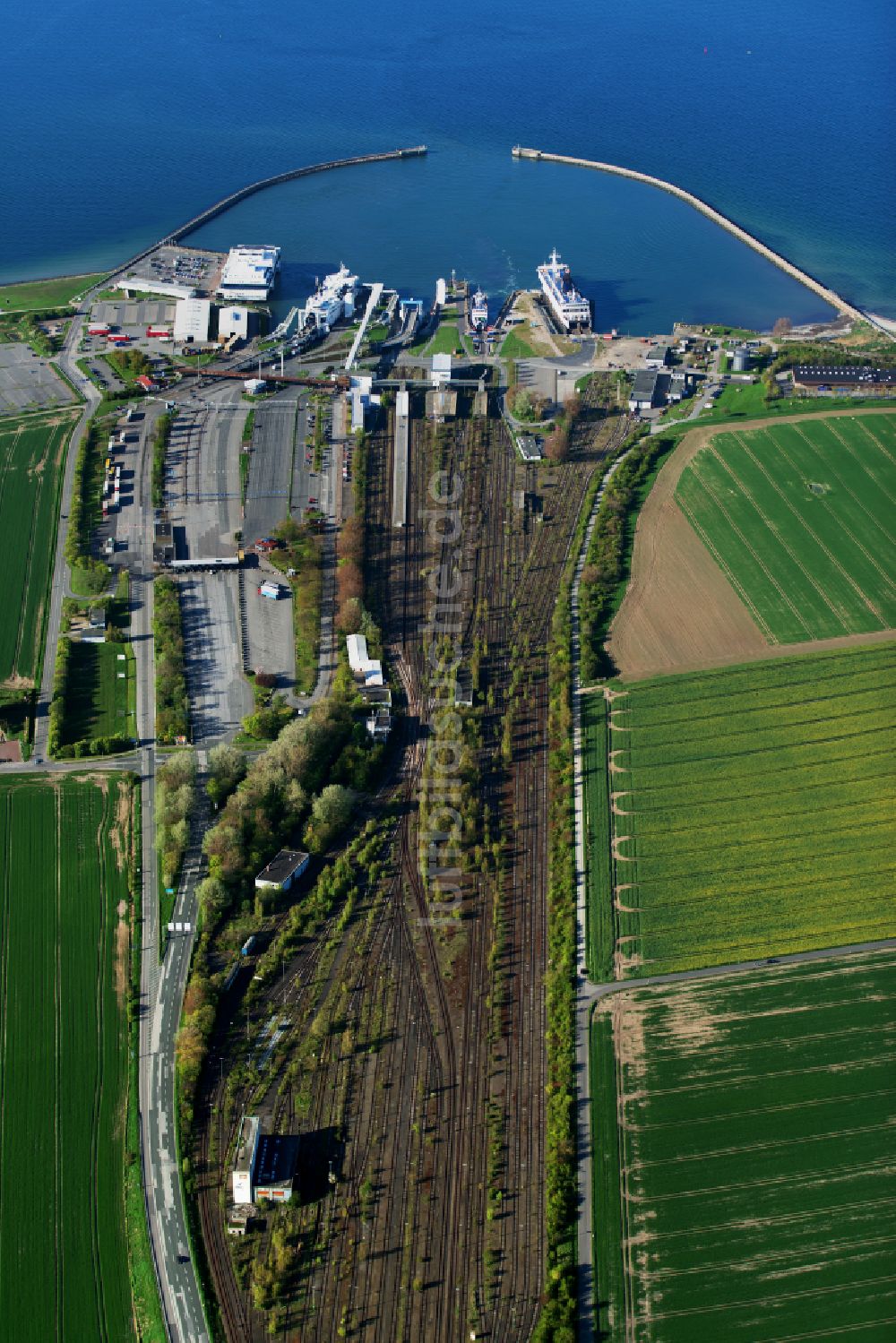 Puttgarden von oben - Fährhafen Fehmarnbelt und Bahnhof an der Meeres- Küste der Ostsee in Puttgarden im Bundesland Schleswig-Holstein, Deutschland