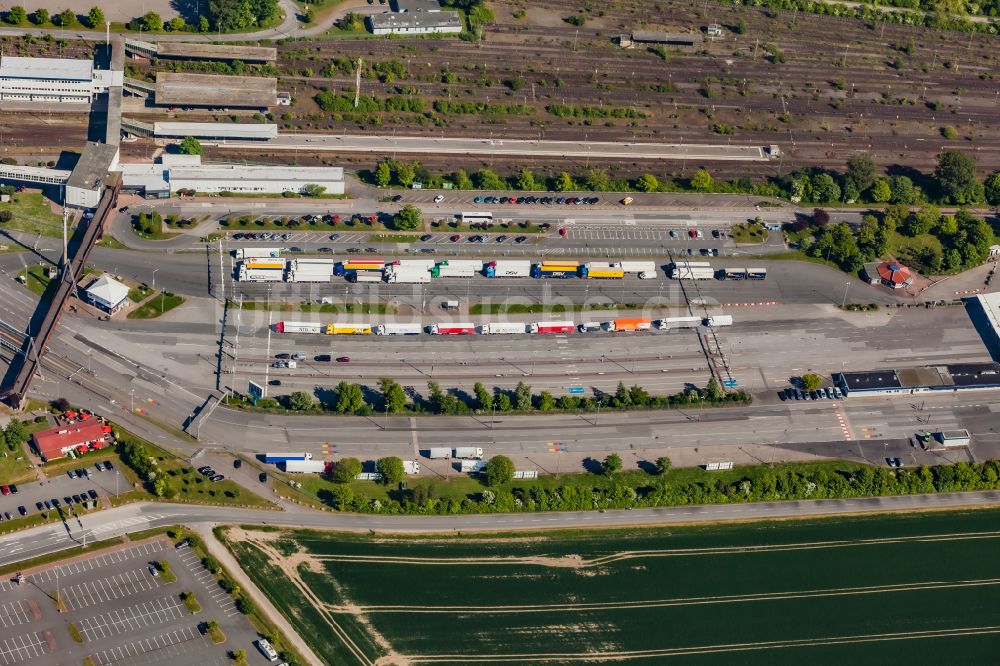 Luftaufnahme Puttgarden - Fährhafen Fehmarnbelt und Bahnhof an der Meeres- Küste der Ostsee in Puttgarden im Bundesland Schleswig-Holstein, Deutschland