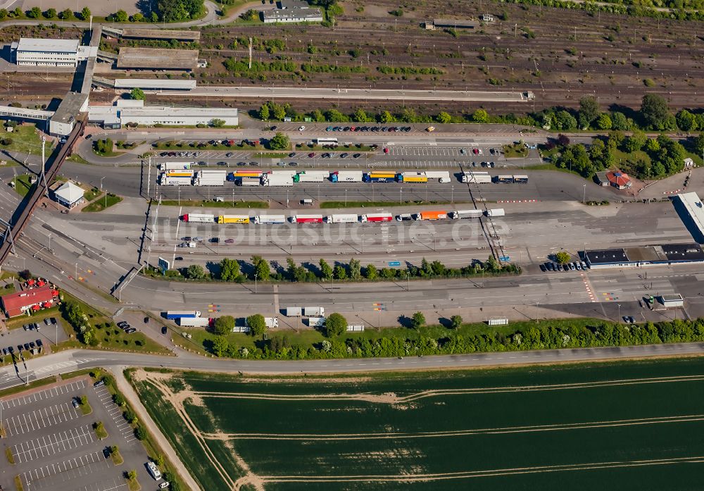 Puttgarden von oben - Fährhafen Fehmarnbelt und Bahnhof an der Meeres- Küste der Ostsee in Puttgarden im Bundesland Schleswig-Holstein, Deutschland