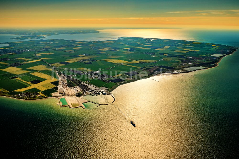 Puttgarden aus der Vogelperspektive: Fährhafen Fehmarnbelt und Bahnhof an der Meeres- Küste der Ostsee in Puttgarden im Bundesland Schleswig-Holstein, Deutschland