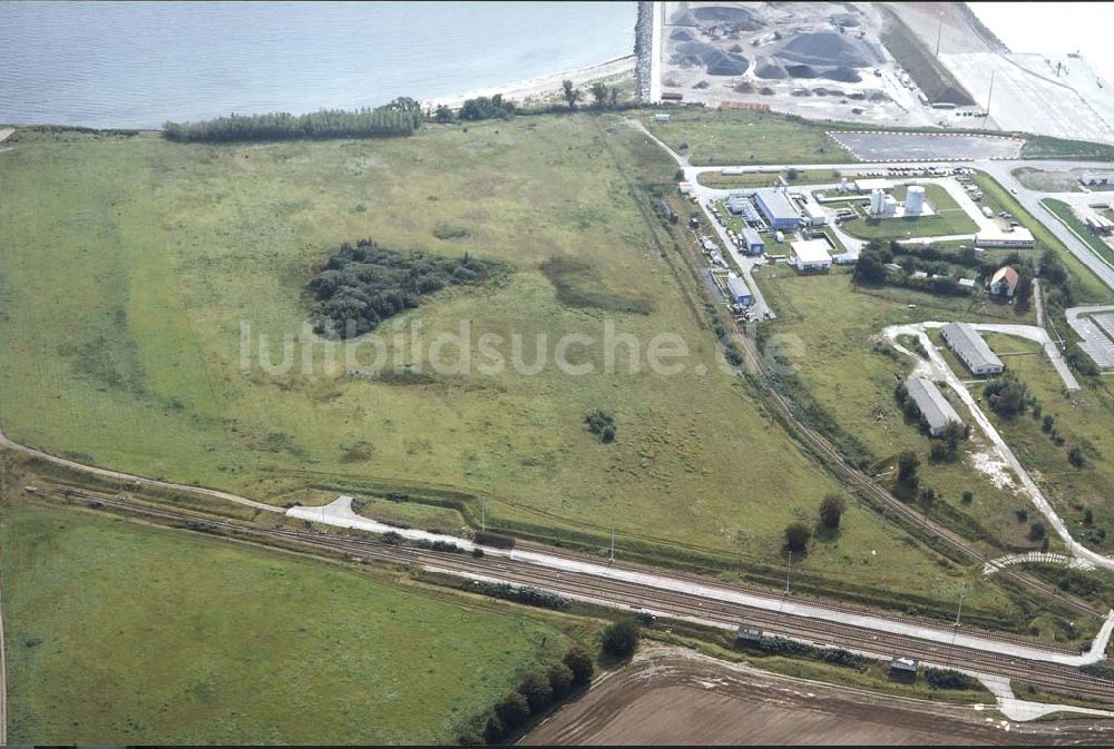 Luftaufnahme Mukran / Rügen - Mecklenburg-Vorpommern - Fährhafen Mukran auf Rügen.