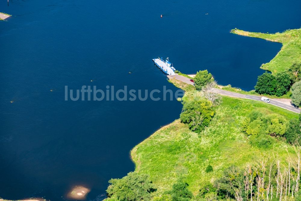 Alt Tochheim aus der Vogelperspektive: Fährschiff Elbfähre im Hafen in Alt Tochheim im Bundesland Sachsen-Anhalt, Deutschland