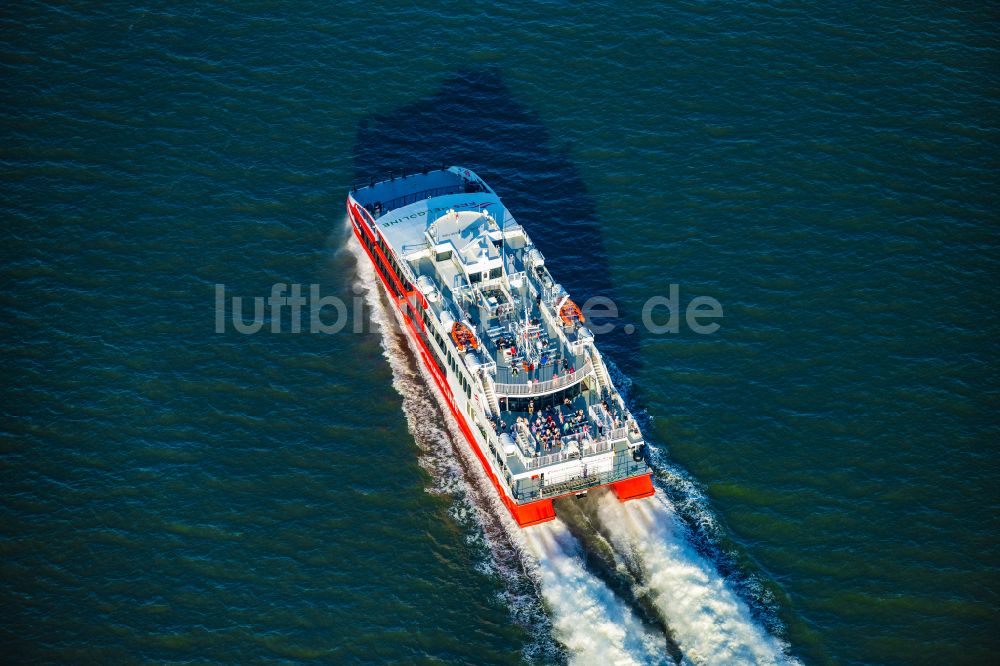 Brokdorf aus der Vogelperspektive: Fährschiff Halunder Jet auf der Elbe in Glückstadt im Bundesland Schleswig-Holstein, Deutschland