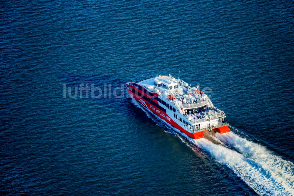 Luftbild Brunsbüttel - Fährschiff Halunder Jet auf der Elbe in Glückstadt im Bundesland Schleswig-Holstein, Deutschland