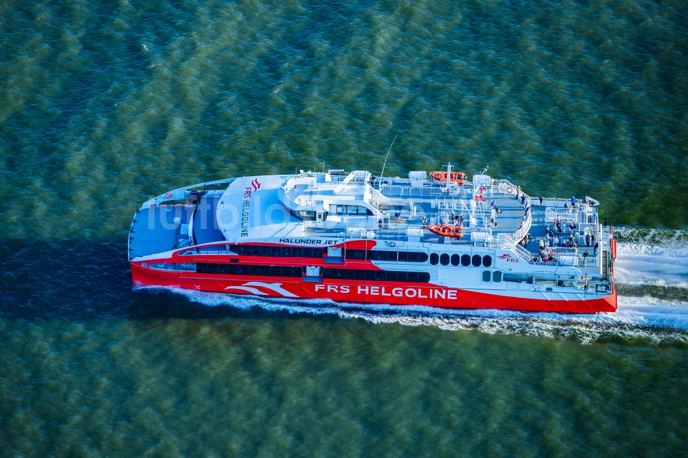 Luftaufnahme Brunsbüttel - Fährschiff Halunder Jet auf der Elbe in Glückstadt im Bundesland Schleswig-Holstein, Deutschland