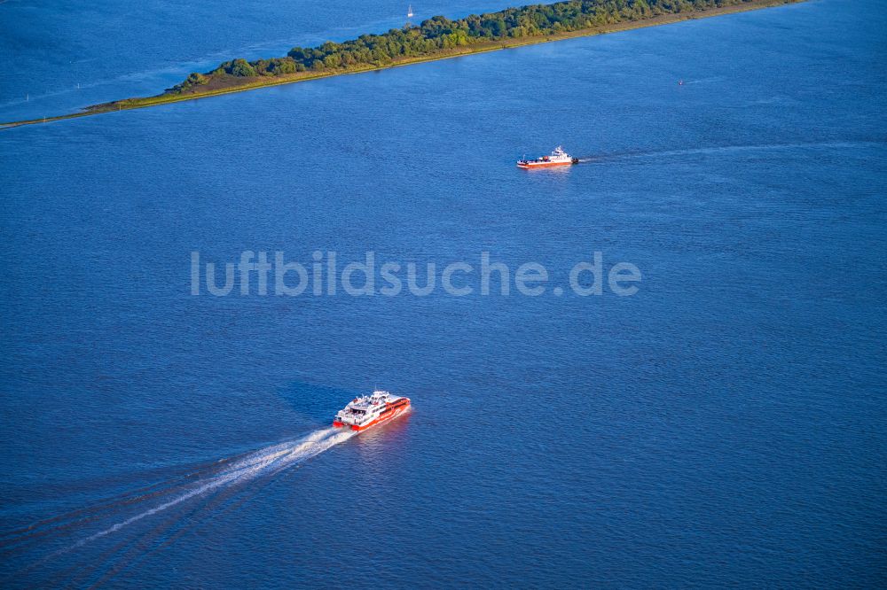 Wischhafen von oben - Fährschiff Halunder Jet auf der Elbe in Glückstadt im Bundesland Schleswig-Holstein, Deutschland