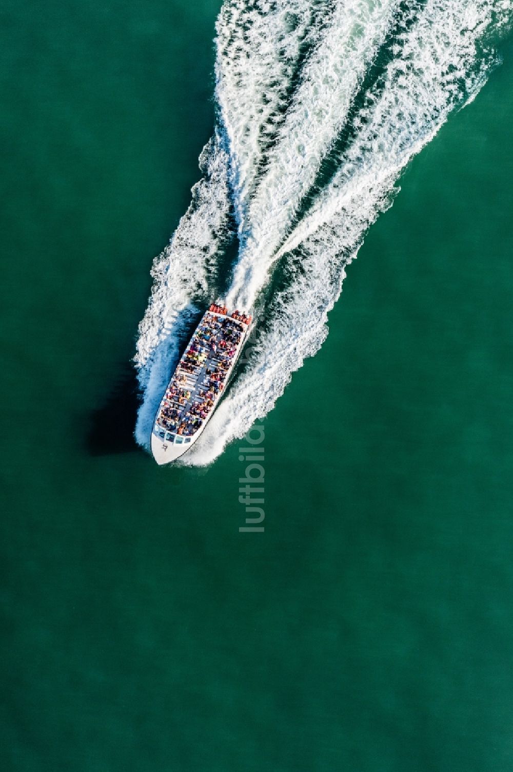 Vieste aus der Vogelperspektive: Fährschiff vor der Küste in Vieste in Italien