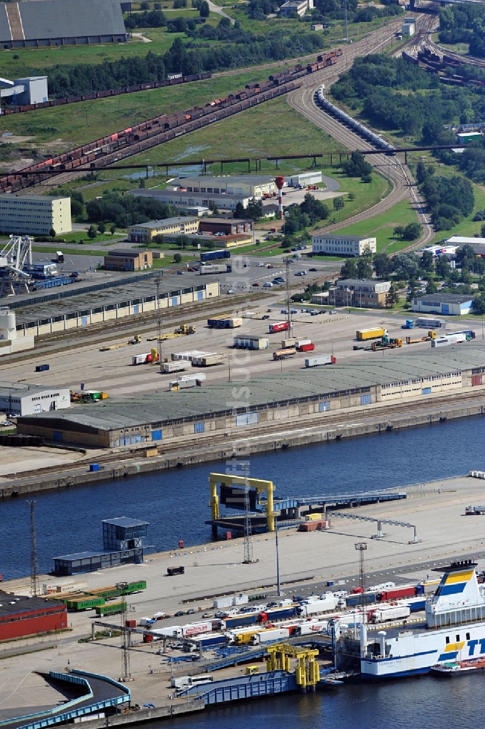 Luftaufnahme Rostock - Fährterminal und Stückgut-Terminal im Rostocker Hafen in Mecklenburg-Vorpommern