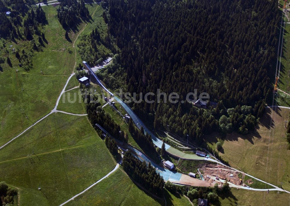 Oberwiesenthal von oben - Fichtelbergschanzen auf dem Fichtelberg und Oberwiesenthal im Erzgebirge im Bundesland Sachsen