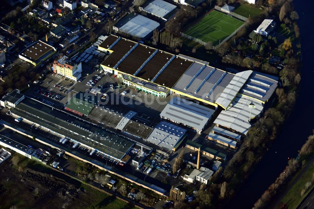 Luftaufnahme Berlin OT Britz - Filiale des Baumarktes Holz Possling im Ortsteil Britz in Berlin