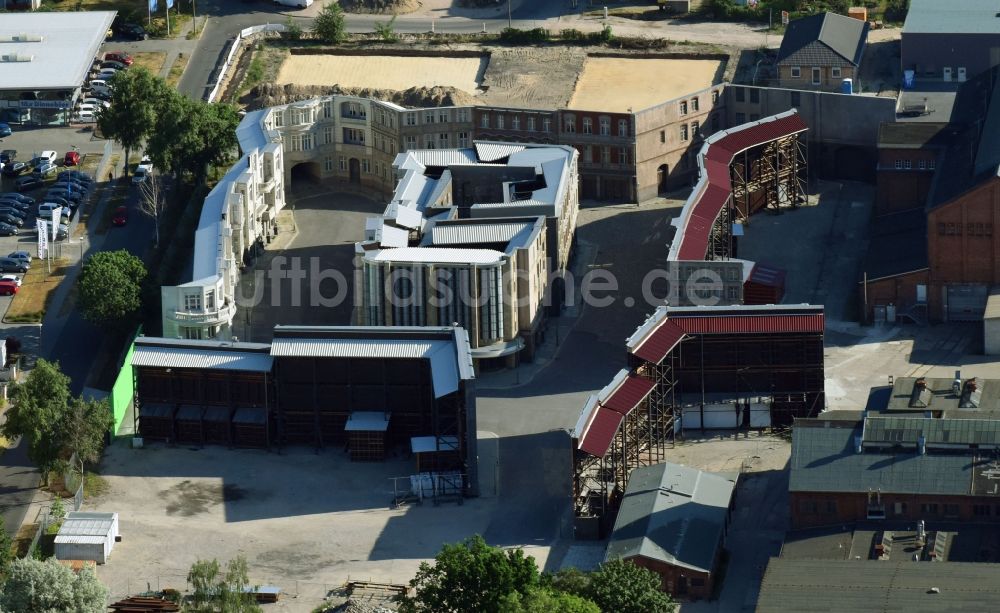 Luftaufnahme Potsdam - Film- Kulissenbauten am Gebäudekomplex des Filmpark Babelsberg August-Bebel-Straße im Ortsteil Babelsberg in Potsdam im Bundesland Brandenburg