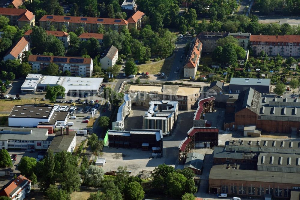 Potsdam von oben - Film- Kulissenbauten am Gebäudekomplex des Filmpark Babelsberg August-Bebel-Straße im Ortsteil Babelsberg in Potsdam im Bundesland Brandenburg