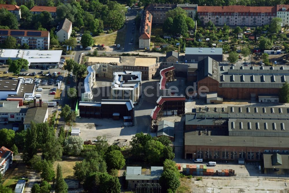 Luftaufnahme Potsdam - Film- Kulissenbauten am Gebäudekomplex des Filmpark Babelsberg August-Bebel-Straße im Ortsteil Babelsberg in Potsdam im Bundesland Brandenburg