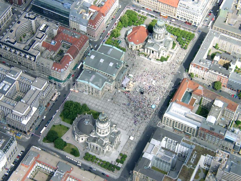 Berlin aus der Vogelperspektive: Finale des 20. Chorfestes auf dem Gandarmenmarkt. Datum: 22.06.03