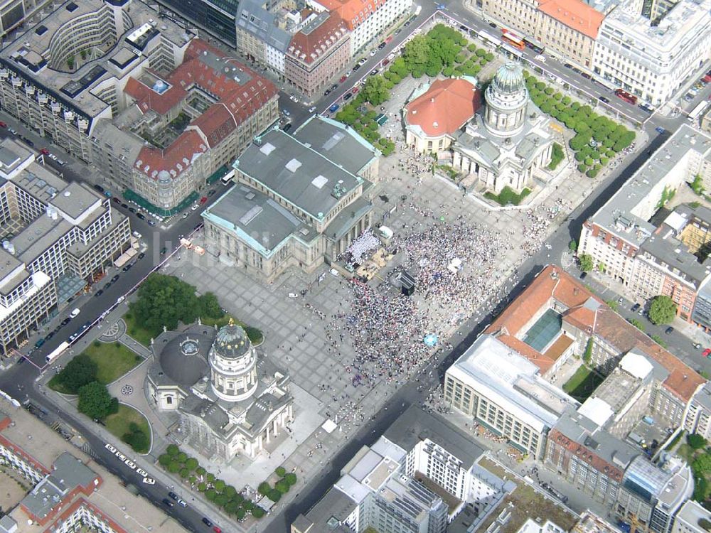 Luftbild Berlin - Finale des 20. Chorfestes auf dem Gandarmenmarkt. Datum: 22.06.03