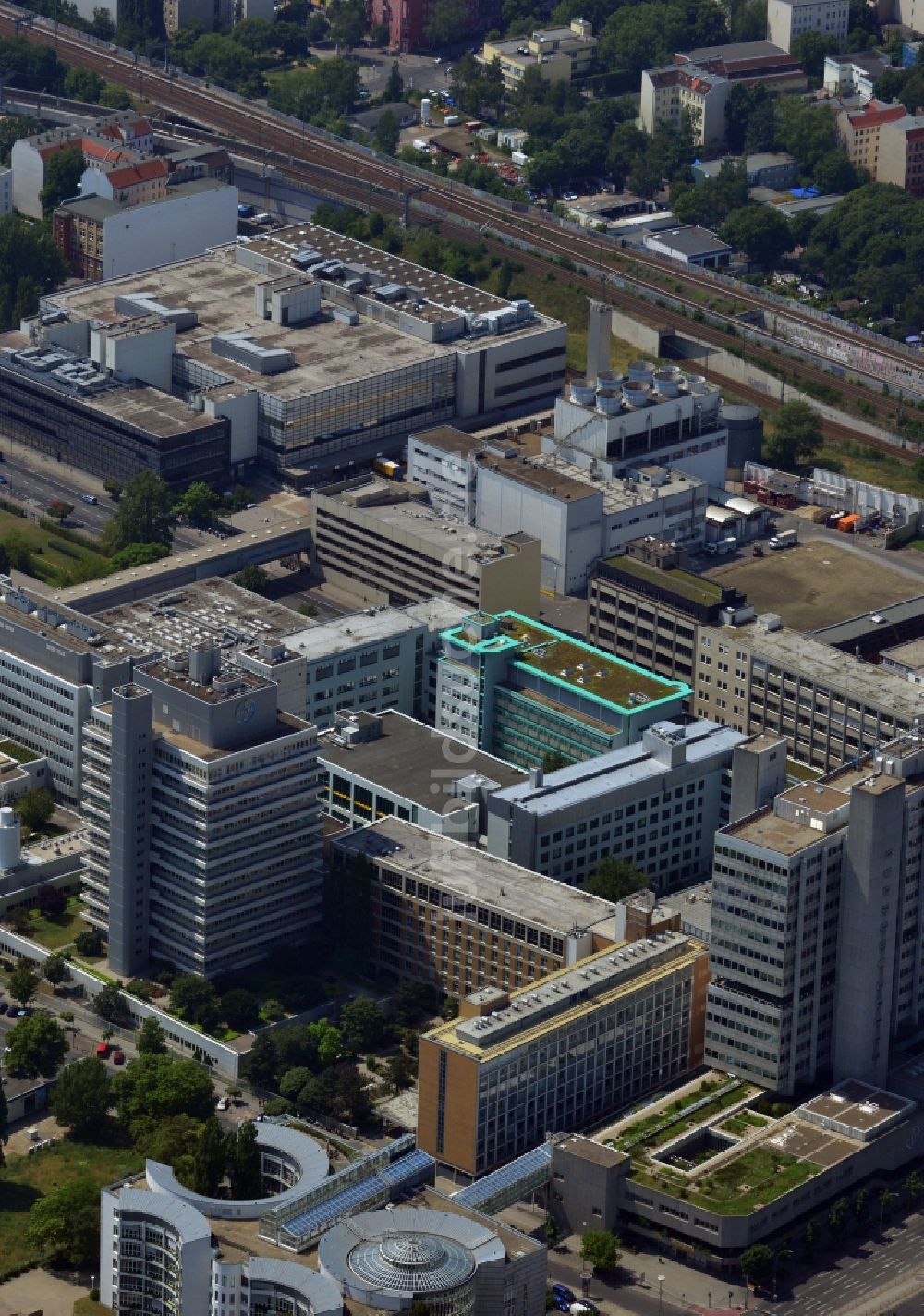 Berlin von oben - Firmen- Standort der Bayer Schering Pharma an der Müllerstraße im Stadtteil Wedding von Berlin