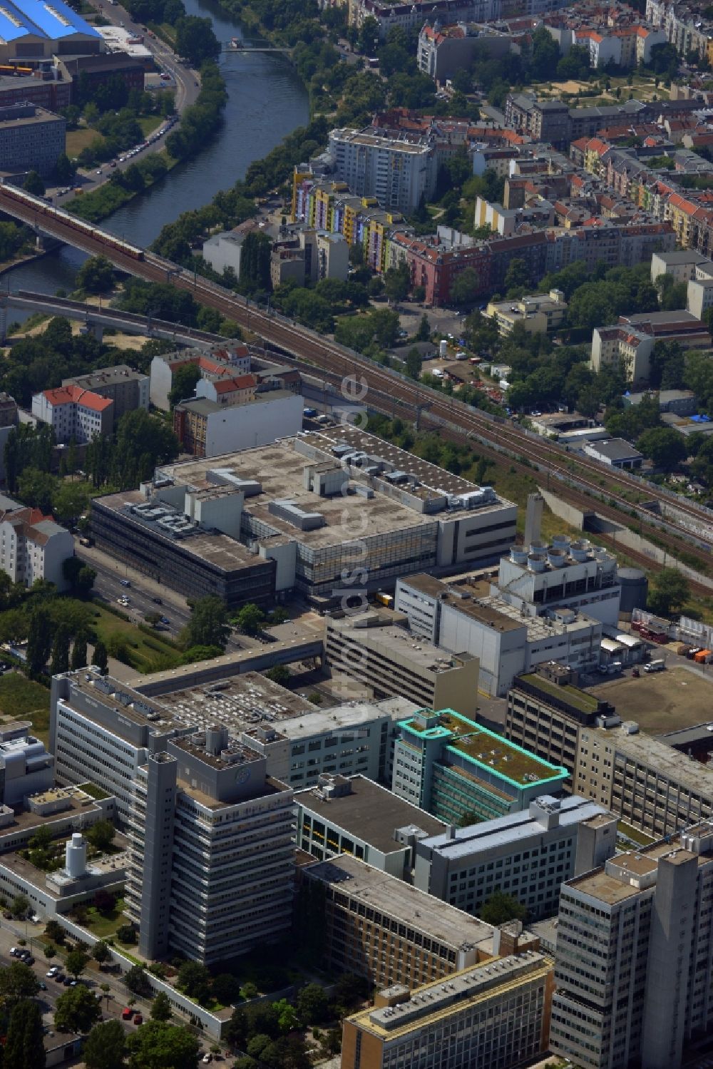 Berlin aus der Vogelperspektive: Firmen- Standort der Bayer Schering Pharma an der Müllerstraße im Stadtteil Wedding von Berlin