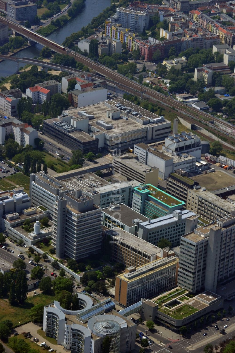 Luftbild Berlin - Firmen- Standort der Bayer Schering Pharma an der Müllerstraße im Stadtteil Wedding von Berlin