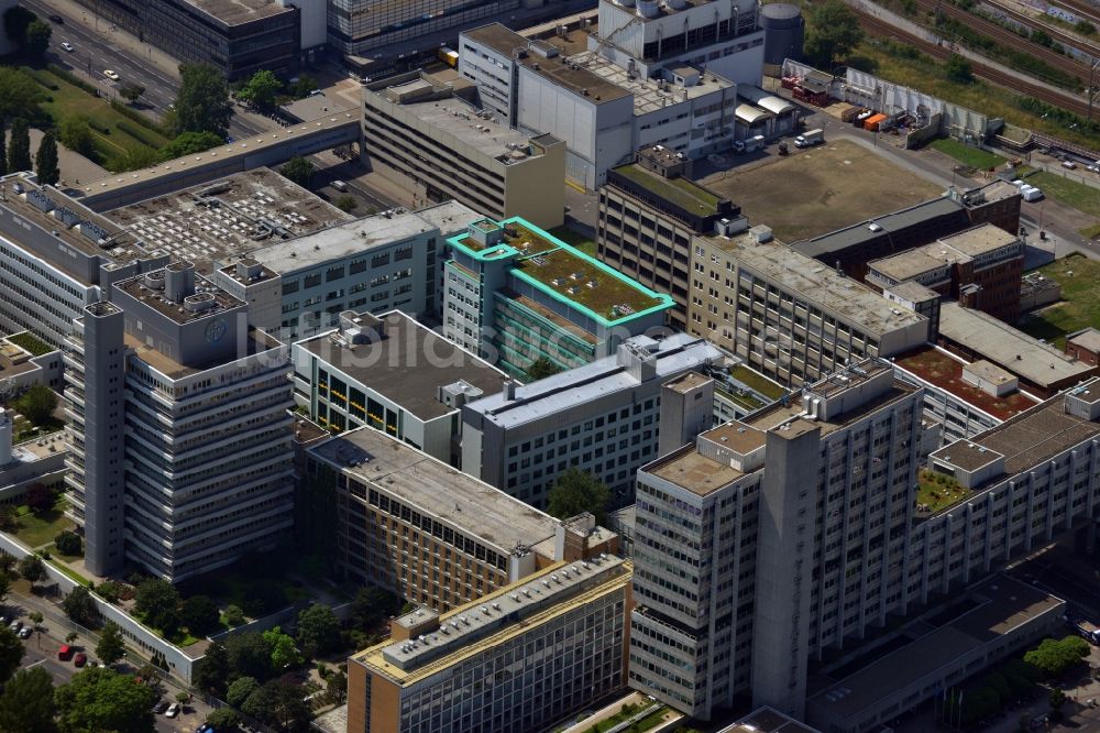 Luftaufnahme Berlin - Firmen- Standort der Bayer Schering Pharma an der Müllerstraße im Stadtteil Wedding von Berlin