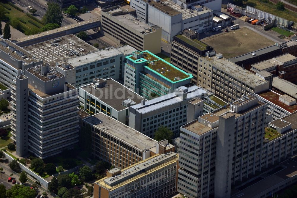 Berlin von oben - Firmen- Standort der Bayer Schering Pharma an der Müllerstraße im Stadtteil Wedding von Berlin