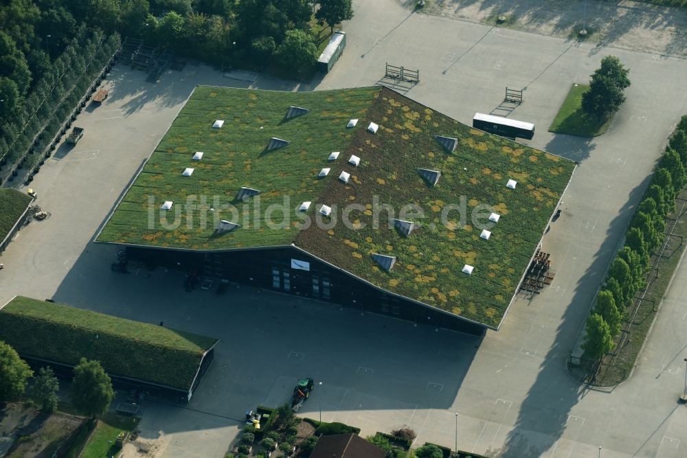 Hamburg von oben - Firmengebäude mit Dachbegrünung der Baumschule Lorenz von Ehren im Ortsteil Lürade des Stadtteils Marmstorf im Süden von Hamburg