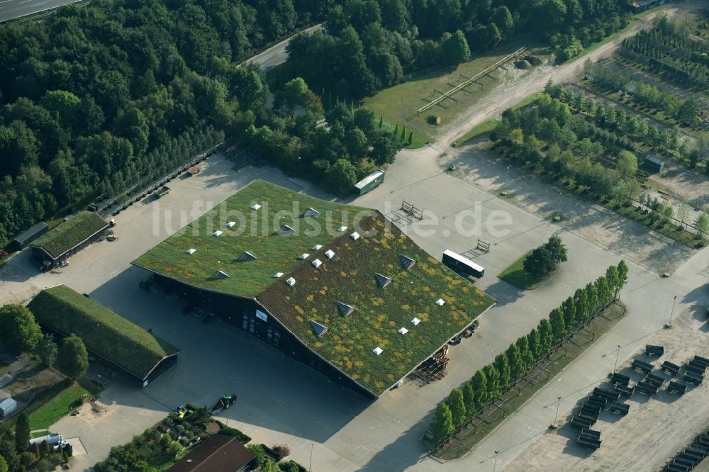 Hamburg aus der Vogelperspektive: Firmengebäude mit Dachbegrünung der Baumschule Lorenz von Ehren im Ortsteil Lürade des Stadtteils Marmstorf im Süden von Hamburg