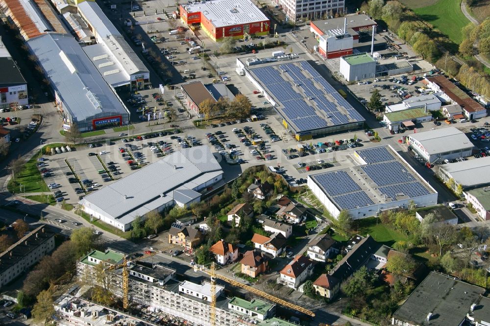 Rosenheim von oben - Firmengebäude im Gewerbegebiet West-Aicherpark in Rosenheim im Bundesland Bayern, Deutschland