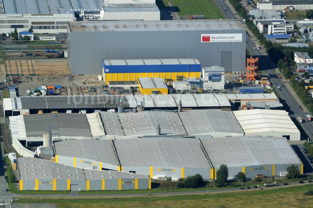 Bremerhaven von oben - Firmengebäude des Holzunternehmens Cordes und Produktionshalle der Weser Wind GmbH in Bremerhaven im Bundesland Bremen