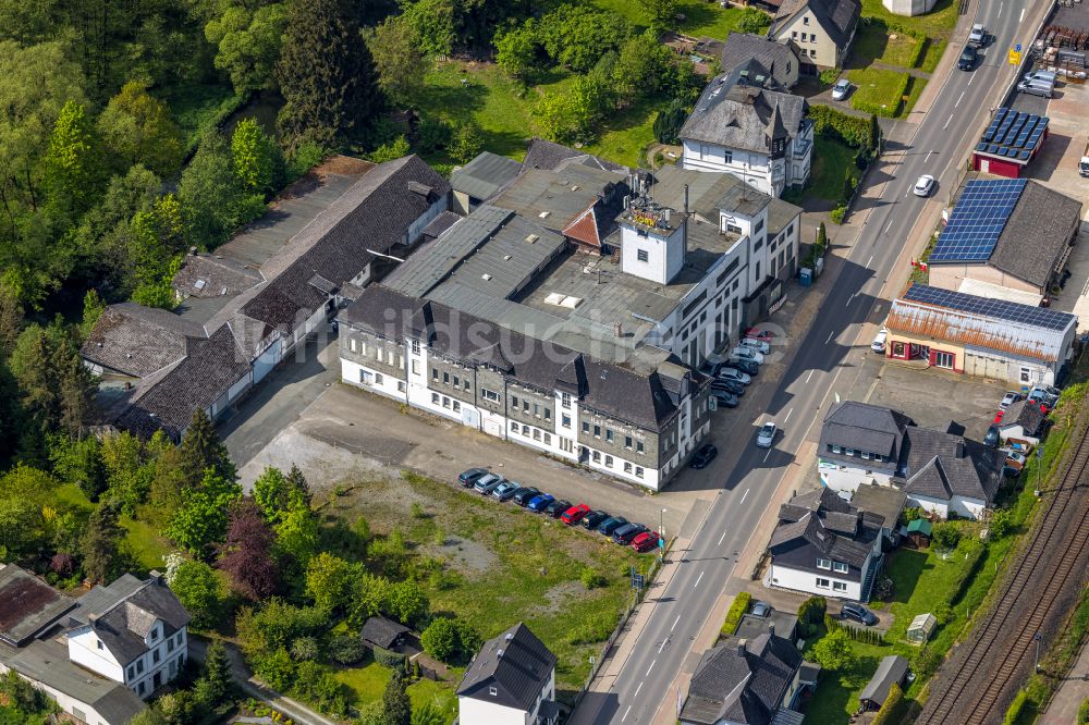 Nuttlar von oben - Firmengelande der H. & F. Schneider Holding GmbH & Co. KG in Nuttlar im Bundesland Nordrhein-Westfalen, Deutschland