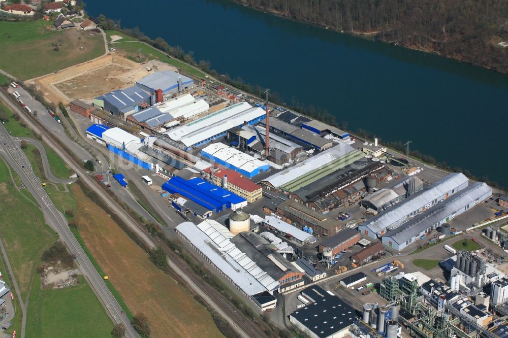 Luftbild Rheinfelden (Baden) - Firmengelände der Aluminium Rheinfelden GmbH in Rheinfelden (Baden) im Bundesland Baden-Württemberg, Deutschland