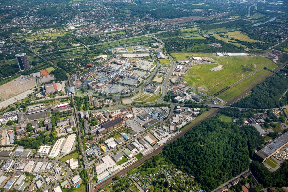 Luftaufnahme Oberhausen - Firmengelände der Firma Nutzfahrzeuge Hoffmann in der Essener Straße. Dahinter die Neue Mitte Oberhausen auf dem ehemaligen Stahlwerksgelände der Gutehoffnungshütte in Oberhausen, Nordrhein-Westfalen