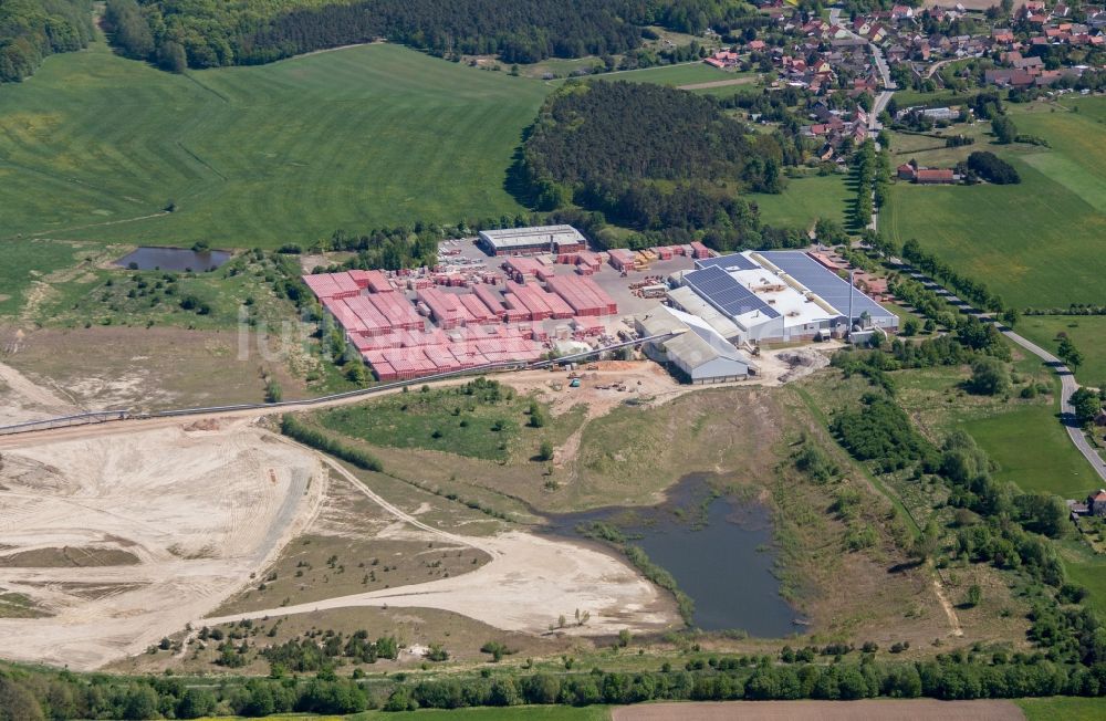 Wiesenburg/Mark aus der Vogelperspektive: Firmengelände der Firma Wienenberger in Wiesenburg/Mark im Bundesland Brandenburg, Deutschland