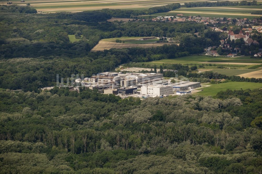 Luftaufnahme Orth an der Donau - Firmengelände und Forschungsgelände der Pharmaindustrie und Medizintechnik- Unternehmen Baxter und Baxalta in Orth an der Donau in Niederösterreich, Österreich