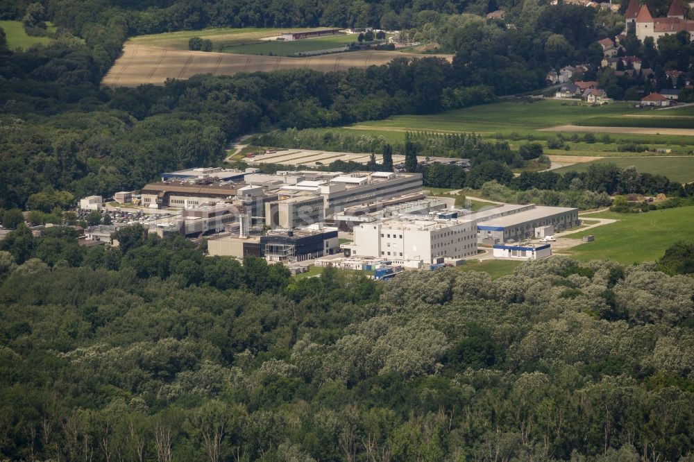 Orth an der Donau von oben - Firmengelände und Forschungsgelände der Pharmaindustrie und Medizintechnik- Unternehmen Baxter und Baxalta in Orth an der Donau in Niederösterreich, Österreich