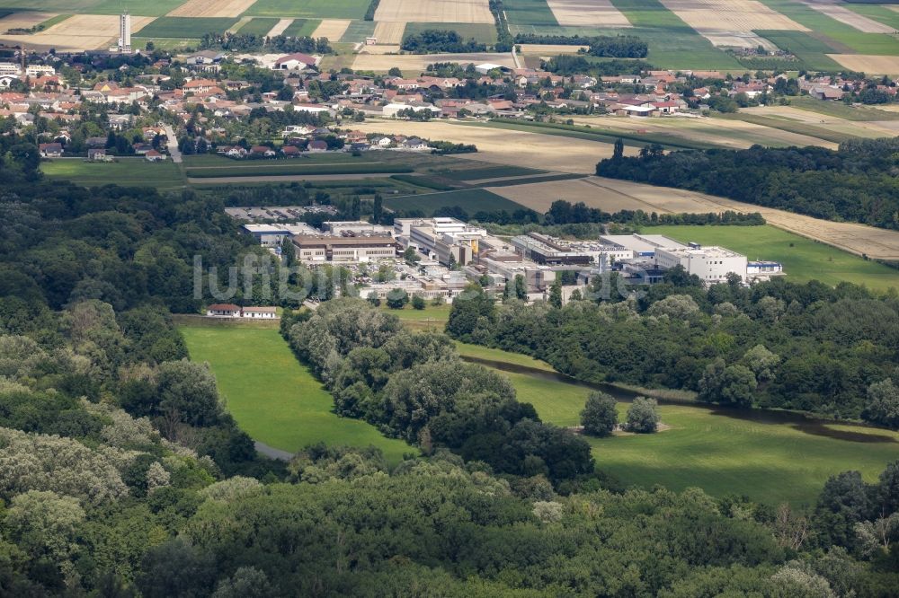 Luftaufnahme Orth an der Donau - Firmengelände und Forschungsgelände der Pharmaindustrie und Medizintechnik- Unternehmen Baxter und Baxalta in Orth an der Donau in Niederösterreich, Österreich