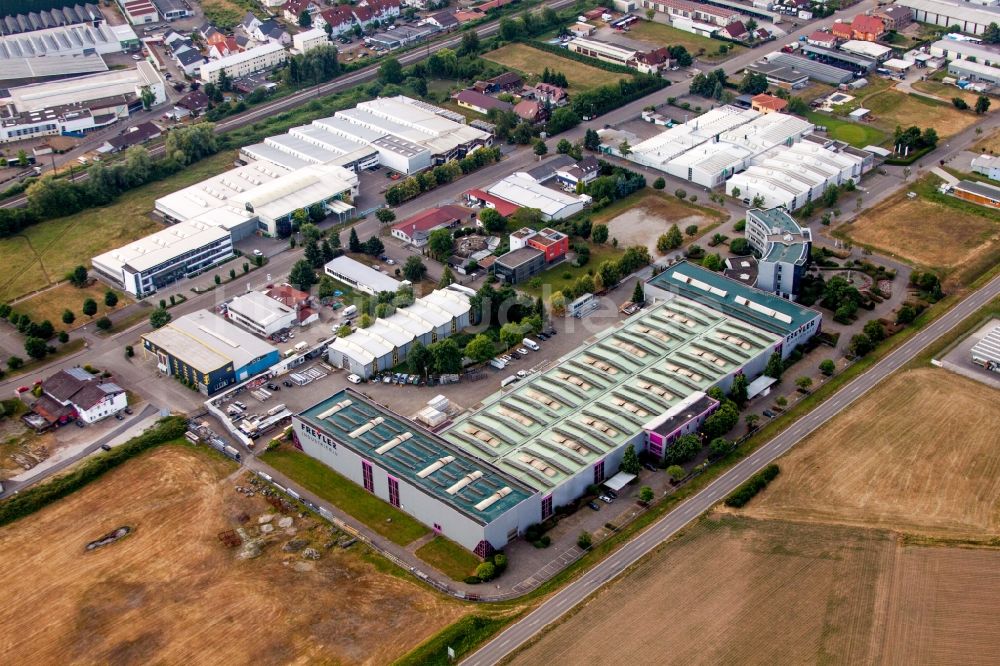 Luftaufnahme Kenzingen - Firmengelände der FREYLER Industriebau Unternehmensgruppe in Kenzingen im Bundesland Baden-Württemberg, Deutschland