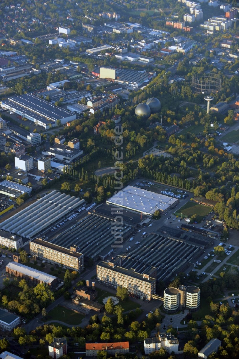 Berlin aus der Vogelperspektive: Firmengelände und Geschäftsgebäude im Norden des Gewerbegebietes an der Großbeerenstraße im Ortsteil Mariendorf in Berlin