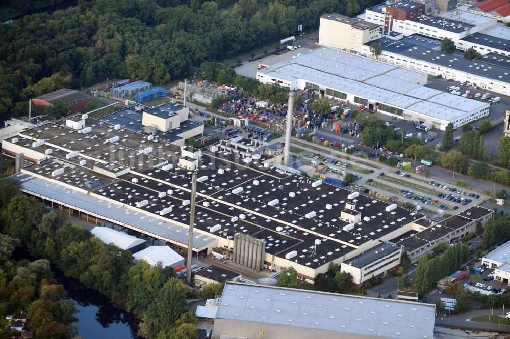 Berlin von oben - Firmengelände der Getränke Nordmann GmbH an der Wupperstraße im Stadtteil Zehlendorf in Berlin