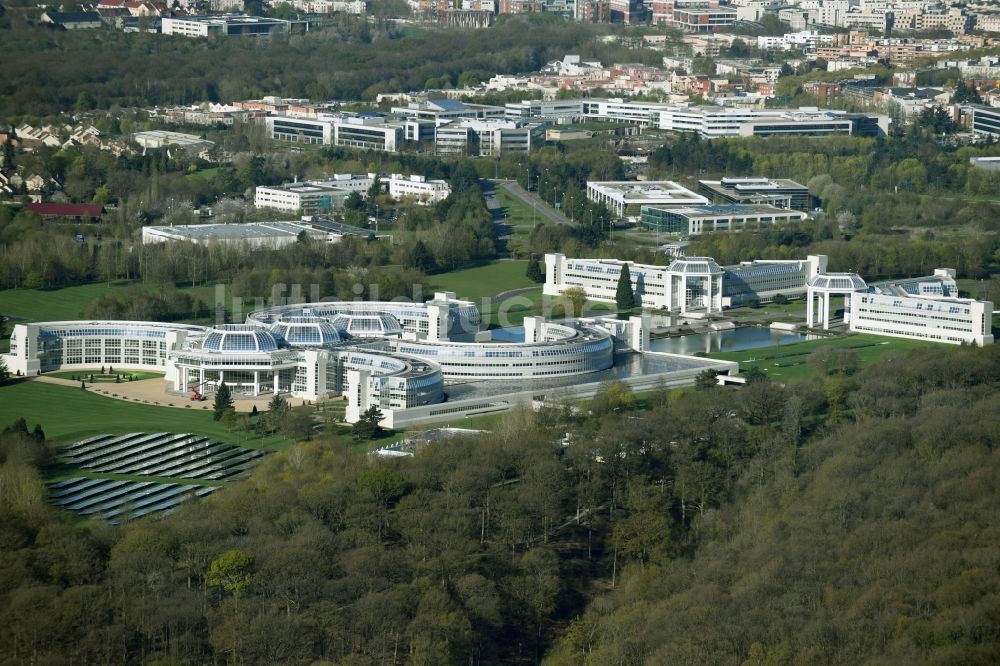 Luftaufnahme Guyancourt - Firmengelände und Hauptsitz des Bauunternehmens Bouygues Construction in Guyancourt in Ile-de-France, Frankreich