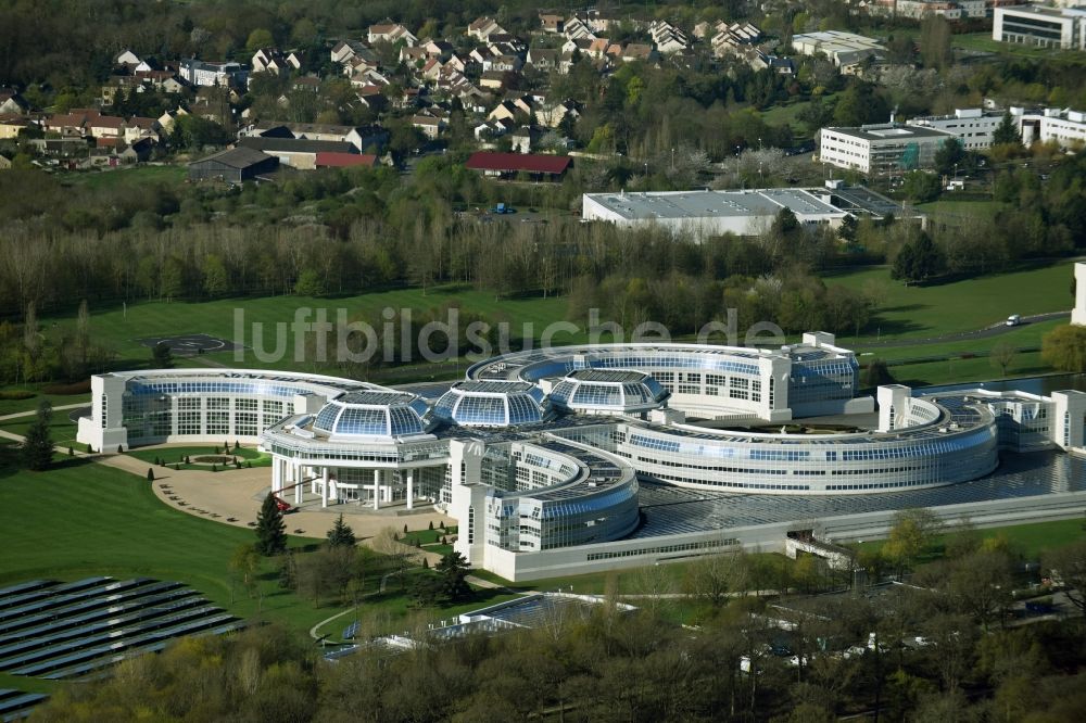 Guyancourt aus der Vogelperspektive: Firmengelände und Hauptsitz des Bauunternehmens Bouygues Construction in Guyancourt in Ile-de-France, Frankreich